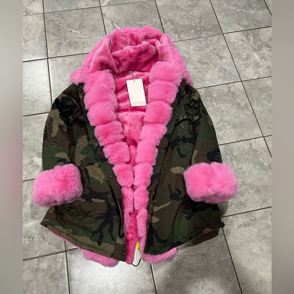 Gorgeous pink faux fur w/ camo parka jacketet - Picture 4 of 4